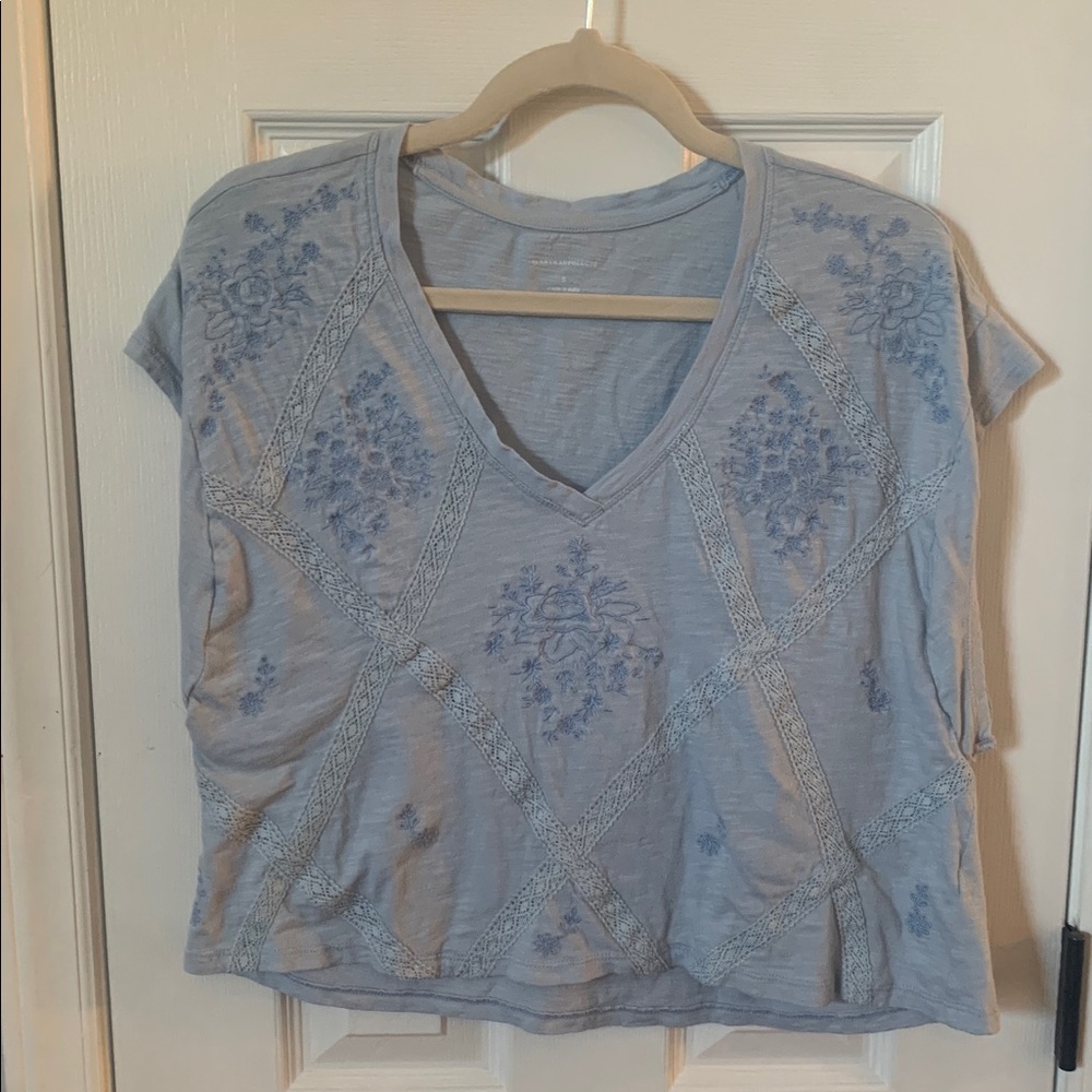 By Anthropologie Light Blue Cotton Blend Women’s V-Neck Shirt Blouse w/Flowers